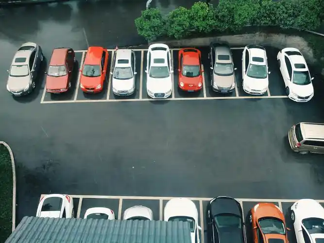 雨天   停车场