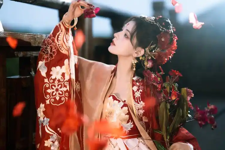 张予曦红衣古装美照曝光 精致妆容散发迷人光彩 绝美姿态令人陶醉