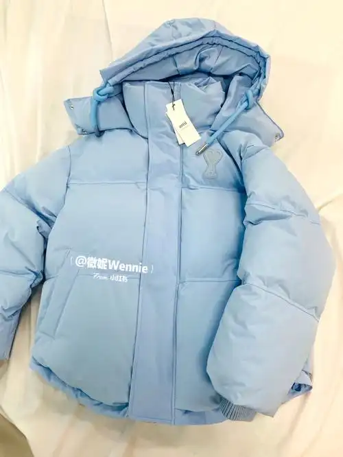 7015限量款真的很值得冲,颜色美到窒息,淡淡的冰蓝色,面料比较