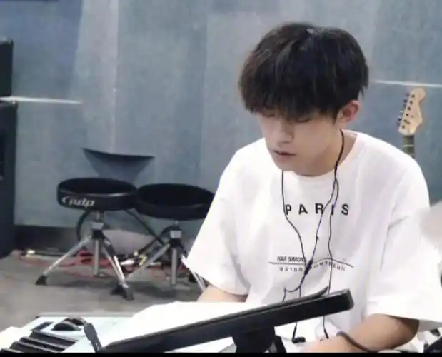 易烊千玺这些女友视角图你有嘛