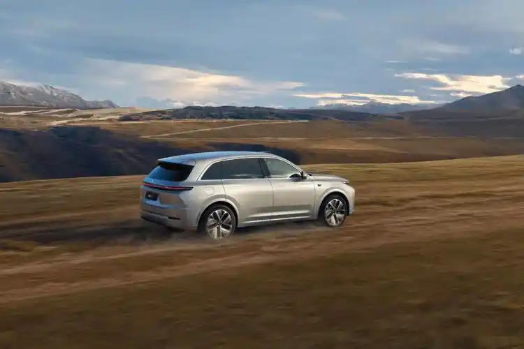 理想对2024款车型序列进行调整 3月12日,理想汽车宣布,2024款理想l7和