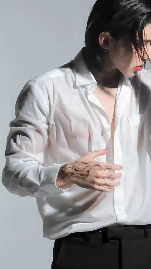 谁让他是蔡徐坤呢 不是录音室的就是腹肌的 谁不嫉妒