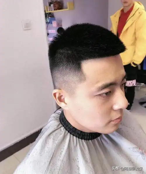 男生中分怎么吹男生头发厚适合剪什么发型