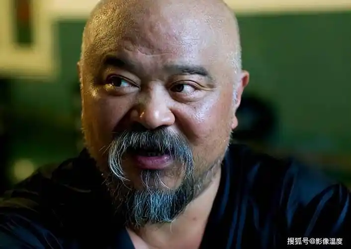 68岁演员李琦:胡子全白摆摊卖烤串,一串卖50元,评论区一片质疑嘲讽声