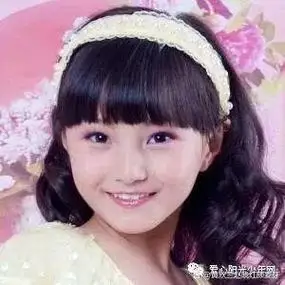 一位天真可爱的阳光女孩,她的名字叫牛欣欣,她出生在北京,她的出生年