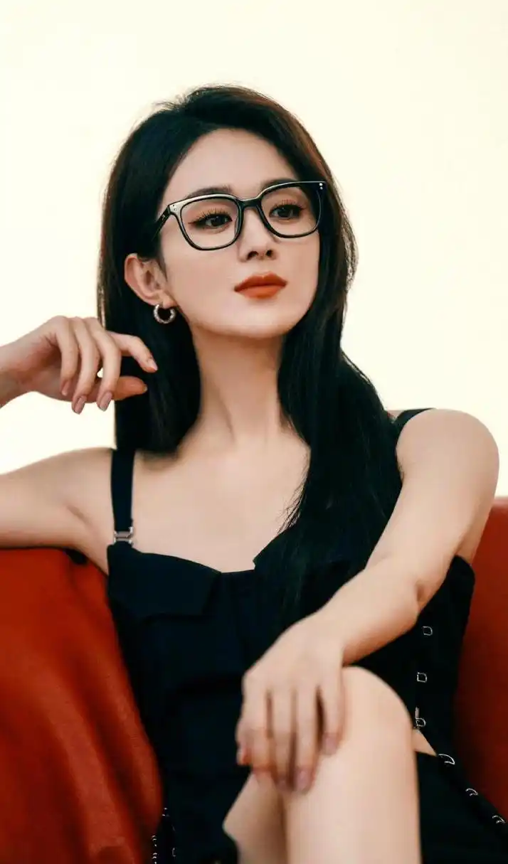 别人戴眼镜是酷酷的,赵丽颖戴眼镜怎么有点搞笑[笑哭]