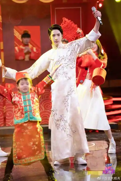 芭男星期衣# 近日,刘耀文@时代少年团-刘. 来自芭莎男士 - 微博