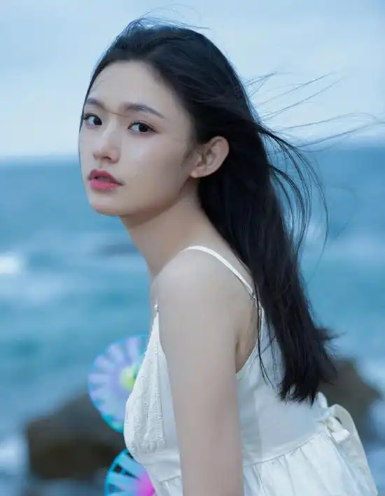 美人鱼上岸林允海边清凉写真风吹发丝拂动心弦