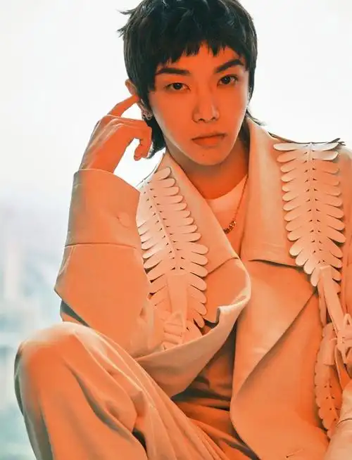 华晨宇酷劲十足.华晨宇露出迷人微笑.华晨宇随性态度酷劲十足.