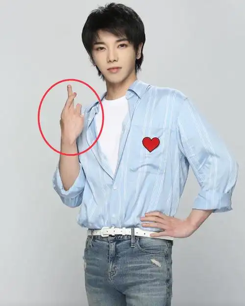 华晨宇"花式比心"太炫酷,小动作隐藏高难度,一般人做不到