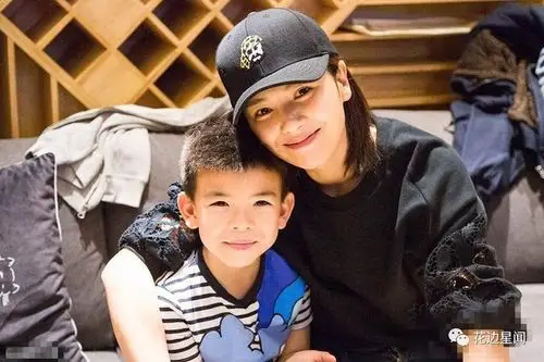 的女儿王紫嫣2008年出生,是家中的姐姐,长相恬静温婉,眉眼之间颇有