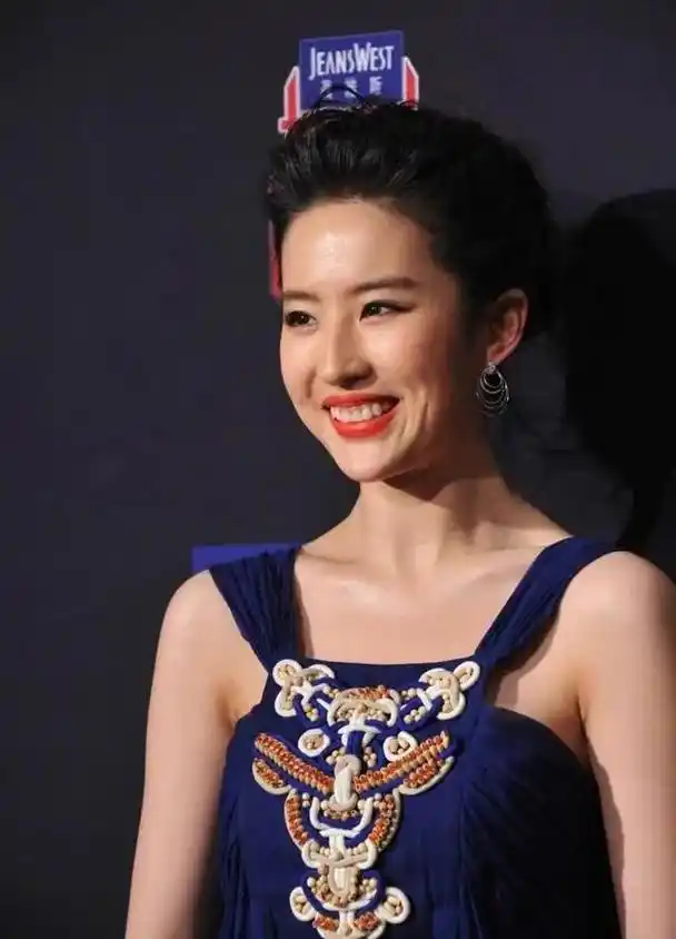 到底谁老说刘亦菲笑起来不好看的啊?明明很甜啊!