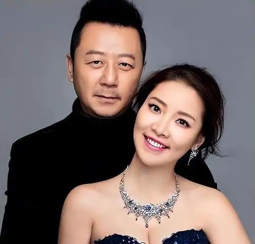 演员郭涛:娶重庆美女李燃,婚后儿女双全,如今生活幸福美满