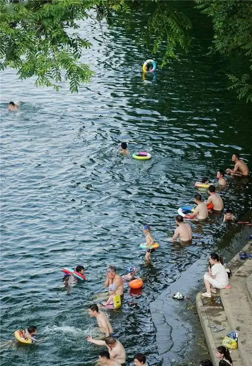 据李胜贵介绍,7月下旬开始,到浏阳河里游泳的市民越来越多,安全督导的