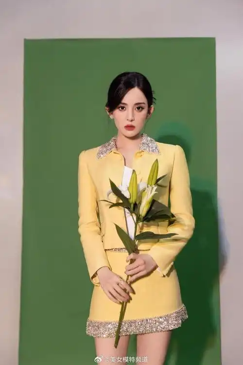 古力娜扎奶黄色清雅写真小香风套装温婉贵气