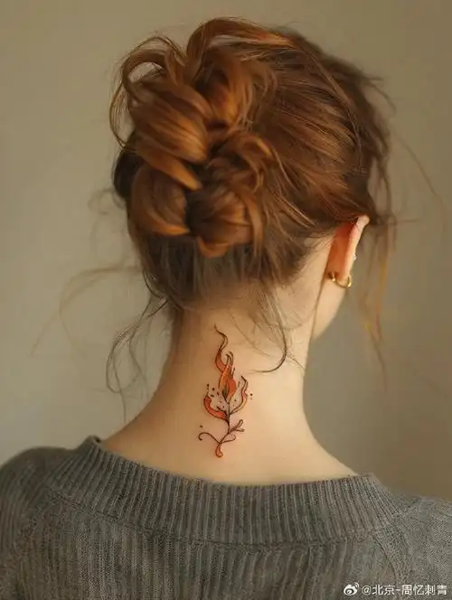 今日纹身图案分享    女生背部纹身    #纹身分享##纹身设计##北京