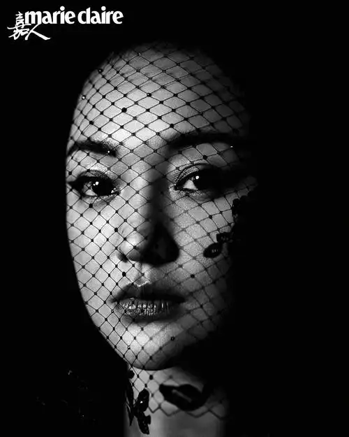 周迅登《嘉人》八月刊封面 黑白风格大片既视感