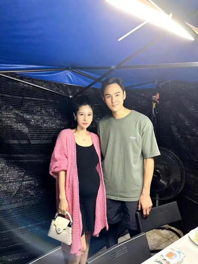 看到阮经天老婆的照片,我不禁感叹有钱人家的怀孕妇女,怎么就连变丑和