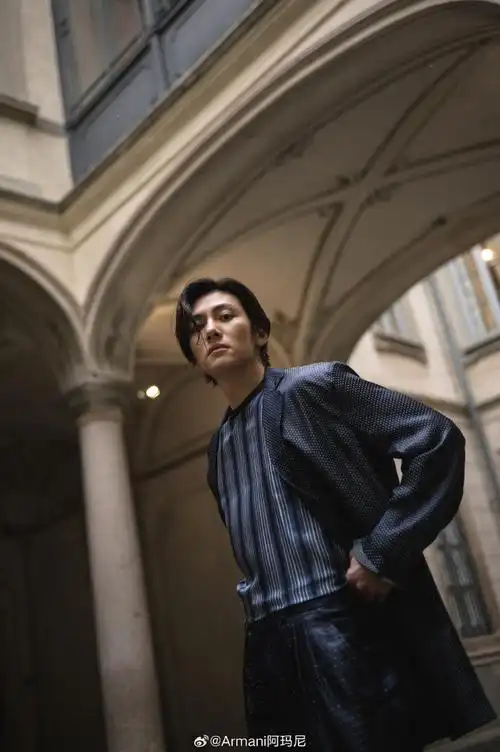 演员@池昌旭_jichangwook受邀前往米兰,出席#giorgio armani#2024秋冬