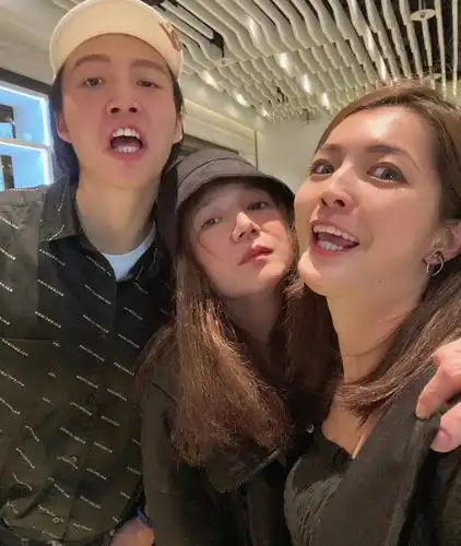 林瑞阳前妻曾哲贞庆51岁生日,晒同框照赞子女孝顺,感恩术后重生