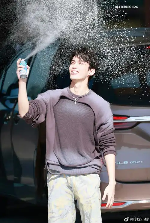 吴磊自己下雪自己扫#吴磊来你好星期六宣传《在暴雪时分》,一下车就