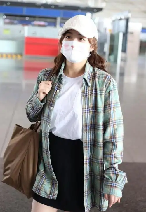 张含韵现身机场,格子衬衫搭双马尾,清新甜美少女范十足