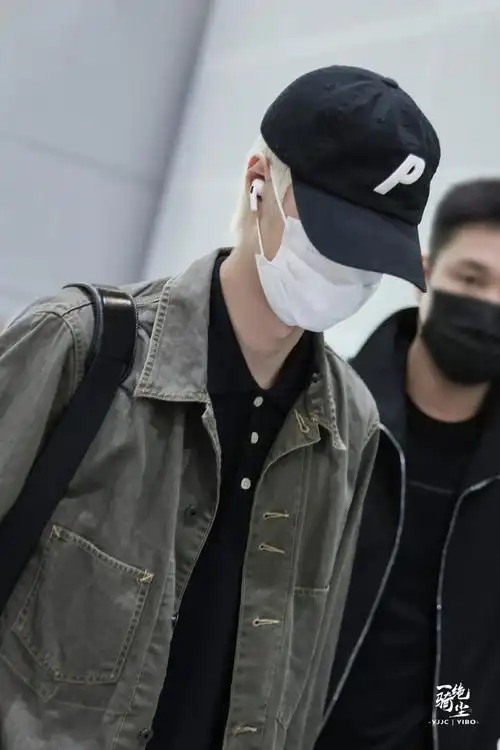 王一博##王一博香奈儿品牌形象大使##王一博白金狼尾街拍