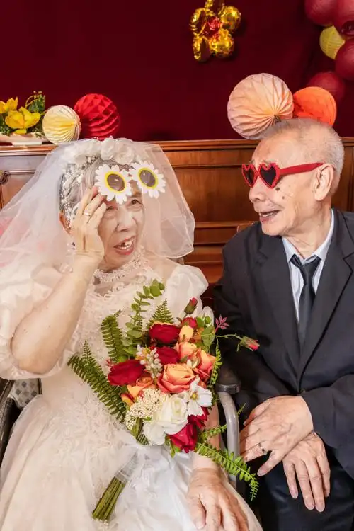 86岁老夫妻拍婚纱照流泪告白对方