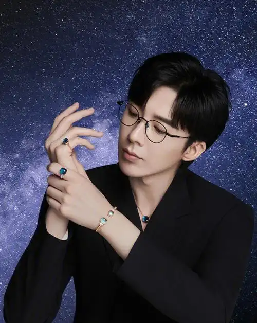 刘宇宁宝曼兰朵气质结合更显气质