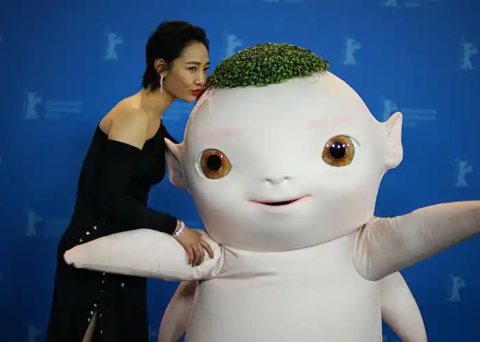 白百何抹胸礼服优雅亮相 与胡巴合影