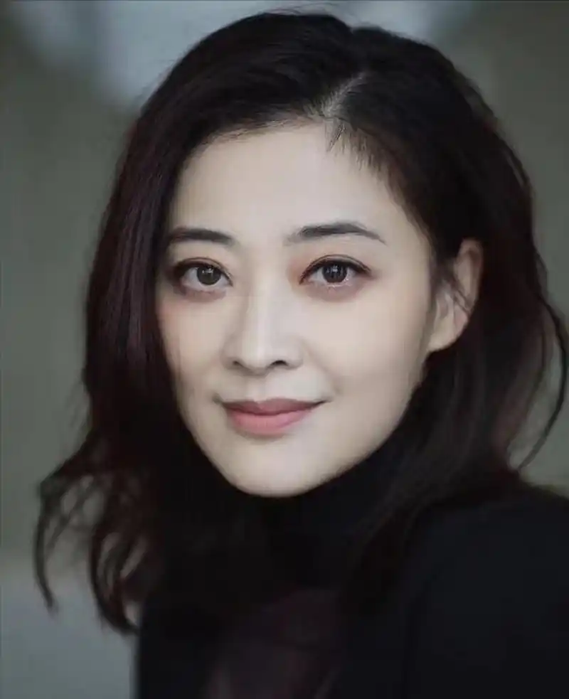 当年,梅婷突然害羞的对秦昊说:"完蛋了,我爱上咱剧组的摄影师曾剑了