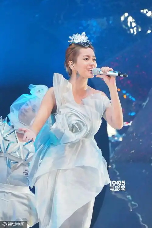 梁咏琪巡演合肥站着抹胸礼服登台造型华丽多变