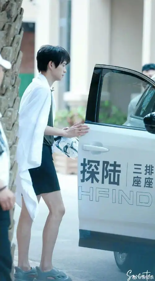 魏大勋的路透真的让人眼前一亮了,这大长腿也太优越了,这脚裸和红绳真