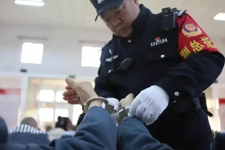 13小时火车硬座,押解近百名服刑人员…"遣送民警"的日常了解一下?