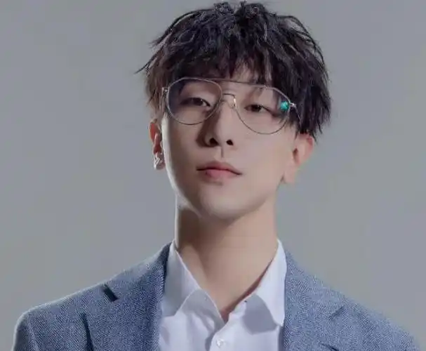 他是翼之声中文配音社团的配音演员,曾为多部广播剧做配音工作,因其