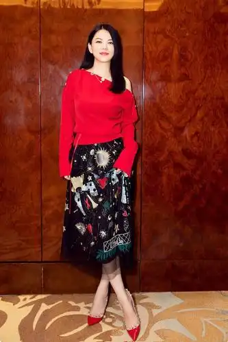 瘦了!李湘近照曝光,一袭红衣,香肩外露性感撩人