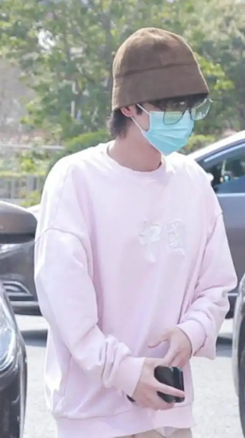 组图:精致boy!华晨宇上班路上戴着口罩敷面膜