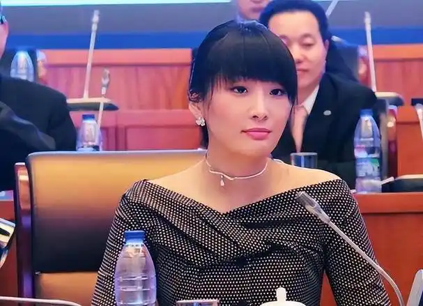 纪实宗馥莉追求者现身追思会,撑红伞手提娃哈哈饮料,遭网友怒怼|马云