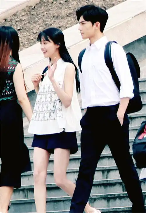 [时尚发布] 《微微一笑很倾城》郑爽身背pernelle与杨洋拍摄吻戏[10p]