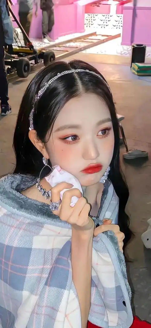 美女吊带披毛毯拿冰块敷脸嘟嘴满脸委屈手机壁纸