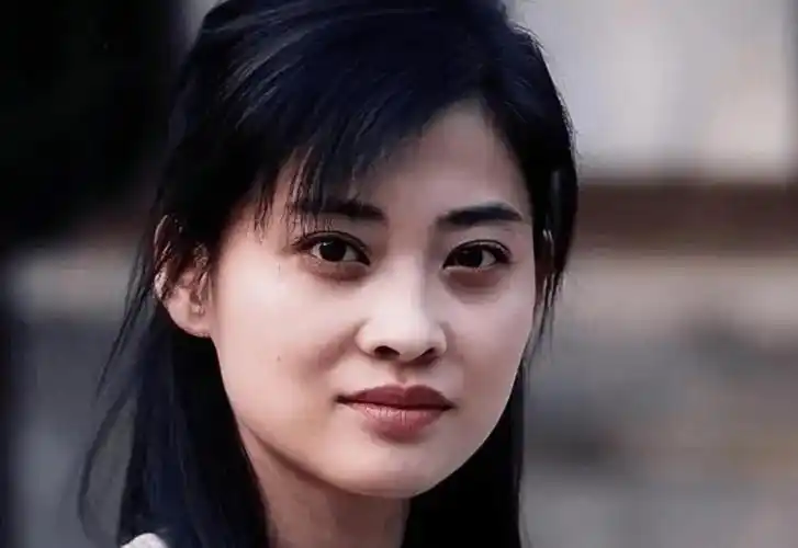 她曾掏空350万家底给前夫拍电影,他却跟女星传绯闻,还被打断腿_梅婷