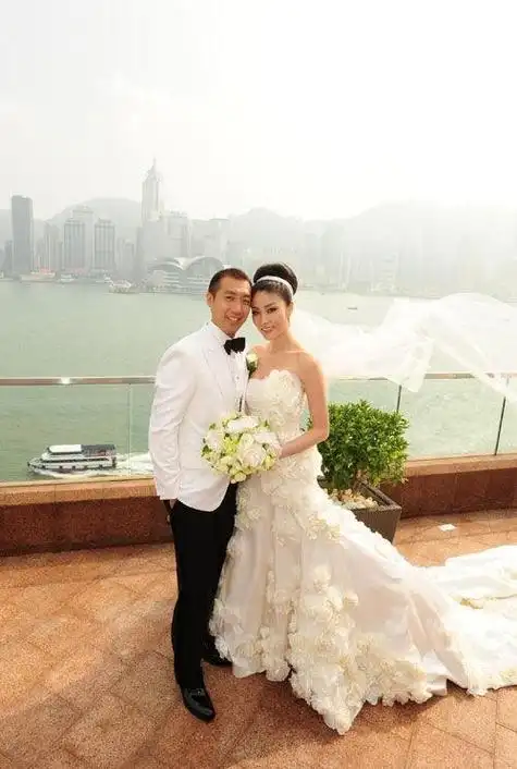 两大豪门结婚,惊动了整个香港,最贵的酒店,定制的婚纱,闪耀的钻石.