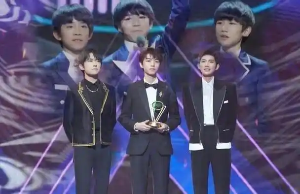 tfboys是中国内地最著名的男子组合之一,由王俊凯,王源,易烊千玺组成