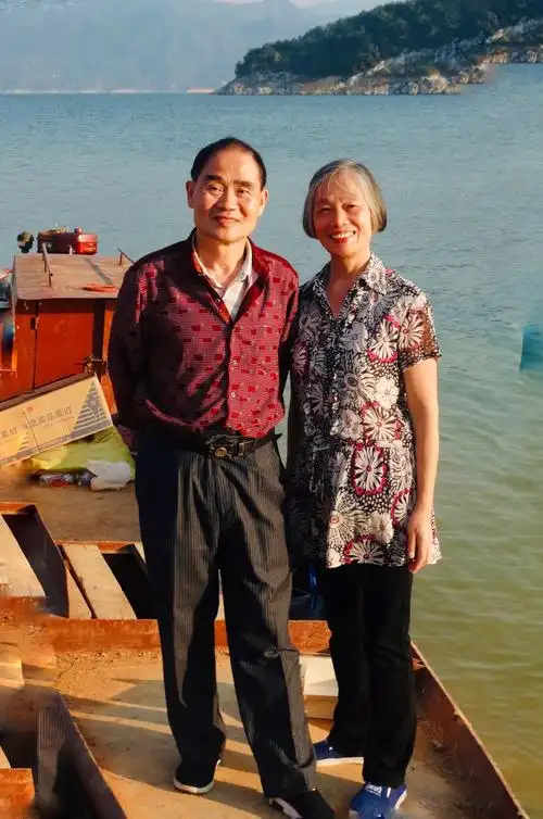 四十八周年同学聚会俩人合影照片