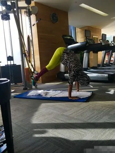 吉克隽逸健身照秀腹肌 全身都是正能量