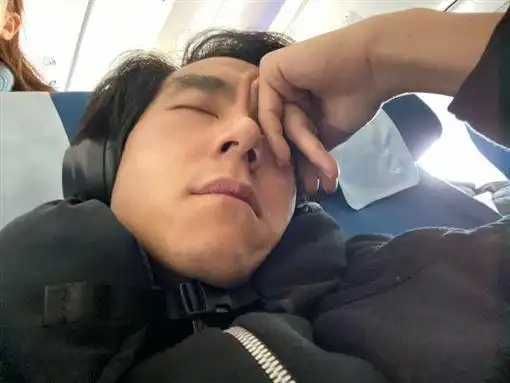 彭于晏遭出卖,飞机上熟睡照微博流出,帅气依旧藏不住!