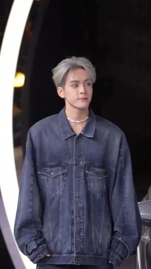 曾舜晞裤子好大