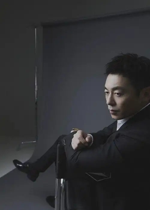 朱亚文立体剪裁西装尽显优雅绅士范 垂眸沉思氛围感十足