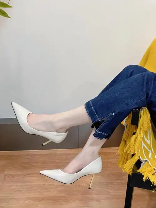 百年经典白色尖头高跟鞋73