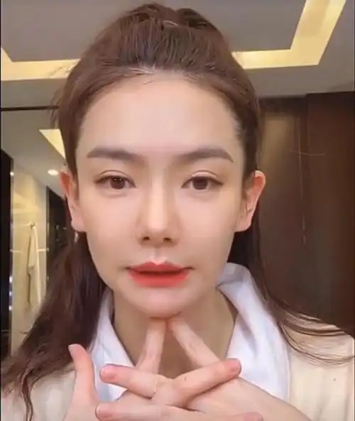 35岁戚薇扎苹果头扮嫩,出镜却暴露双眼皮贴,说话间抬头纹明显